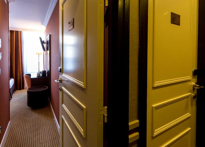 85 Saint Honore Paris