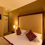 85 Saint Honore 3* Paris